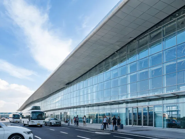 Airport terminal facade with large span glazing